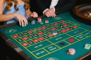 Cận cảnh bàn roulette châu Âu với bóng và các ô số