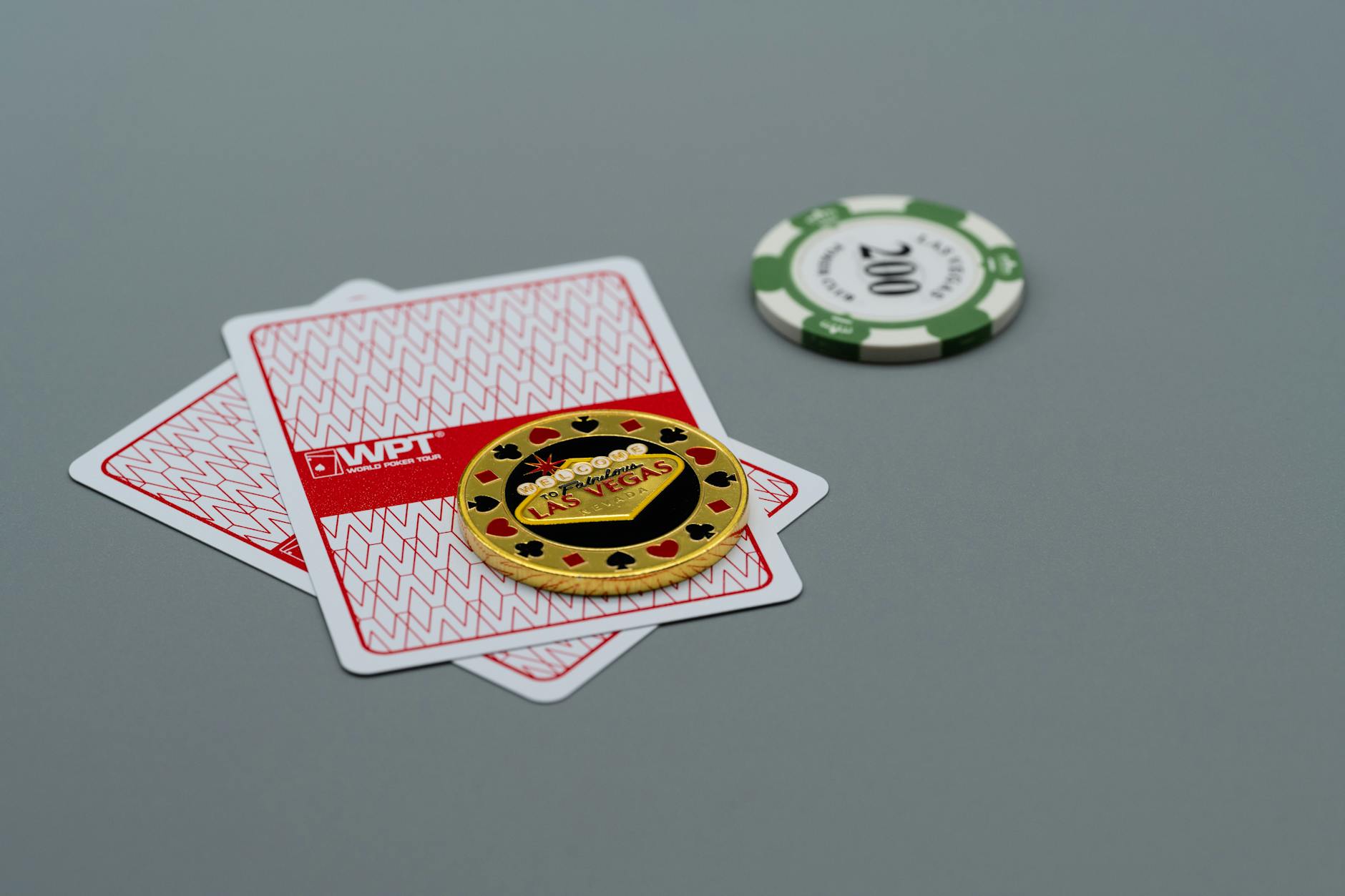 Bộ bài Tây dùng trong trò bài cào với ba lá bài được lật trên bàn