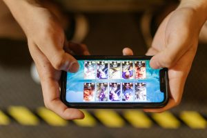 Người chơi trải nghiệm game bắn cá trên điện thoại ở chế độ ngang