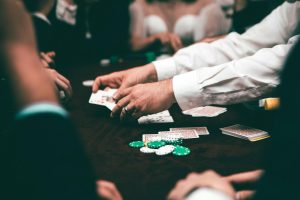 Ba lá bài được chia trên bàn, minh họa cách chơi bài cào