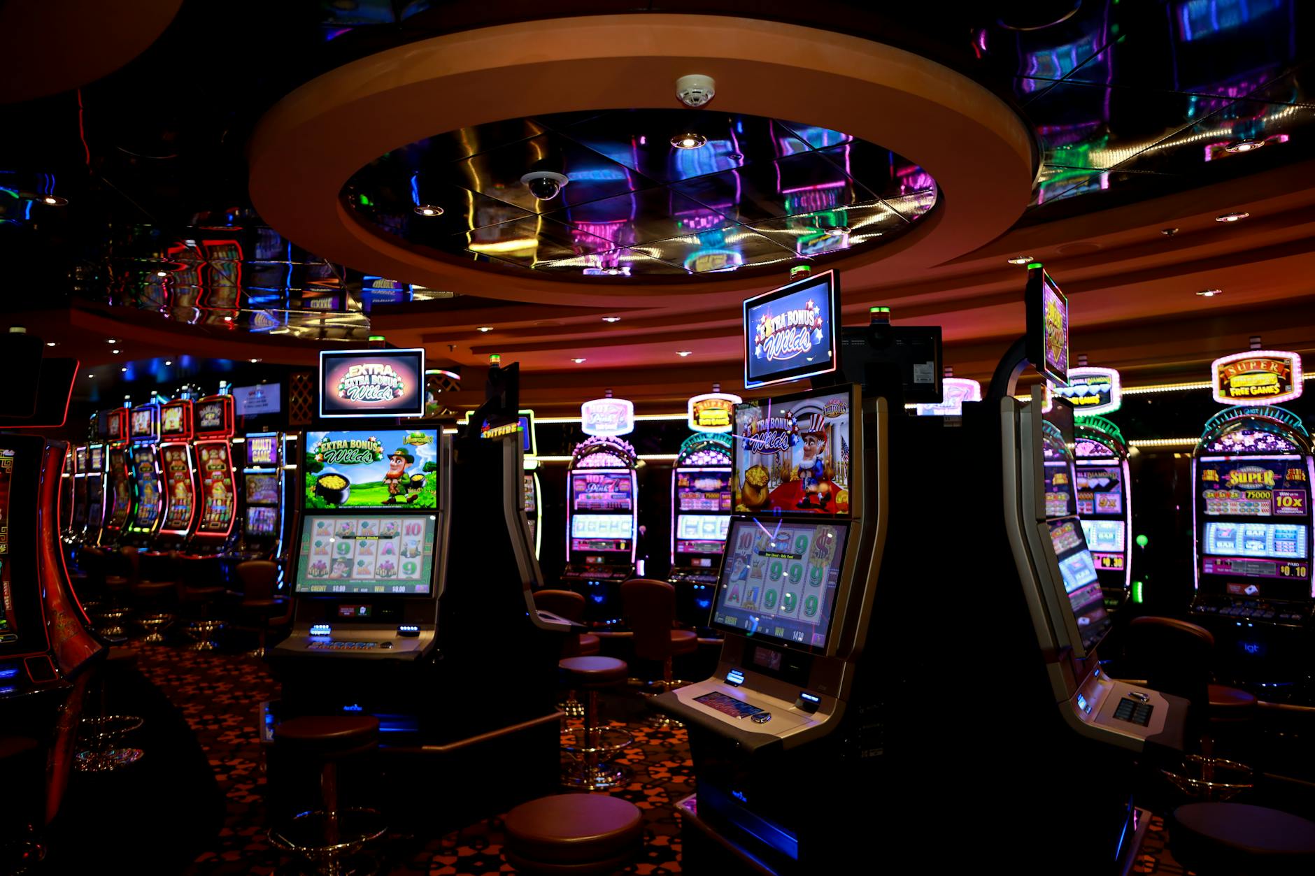 Cận cảnh máy slot với vòng quay và biểu tượng thưởng lớn