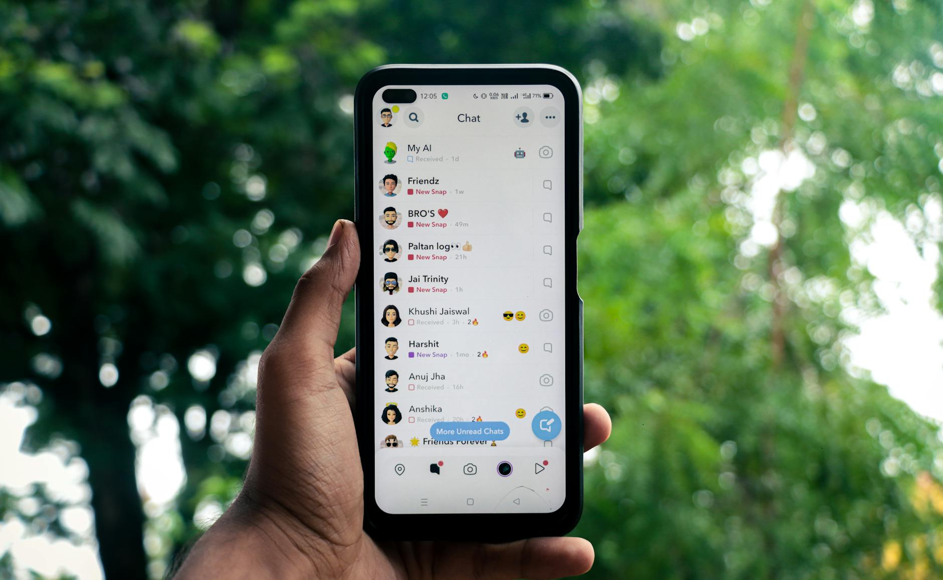 Người dùng kiểm tra mục hỗ trợ khách hàng trên điện thoại trước khi liên hệ